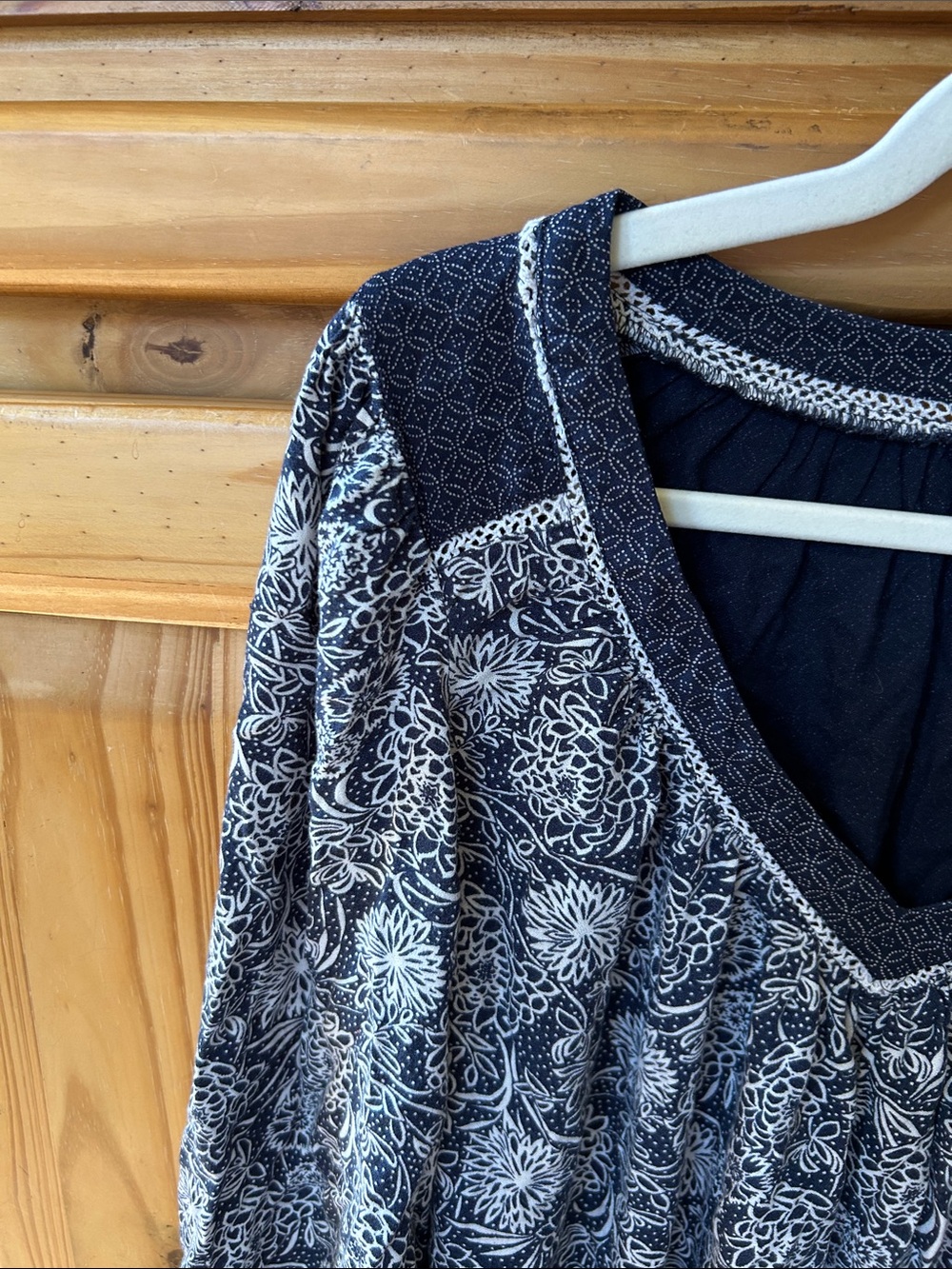 Hinge Tunic Navy and White V-Neck Printed Top 100% Viscose Medium - Picture 4 of 8